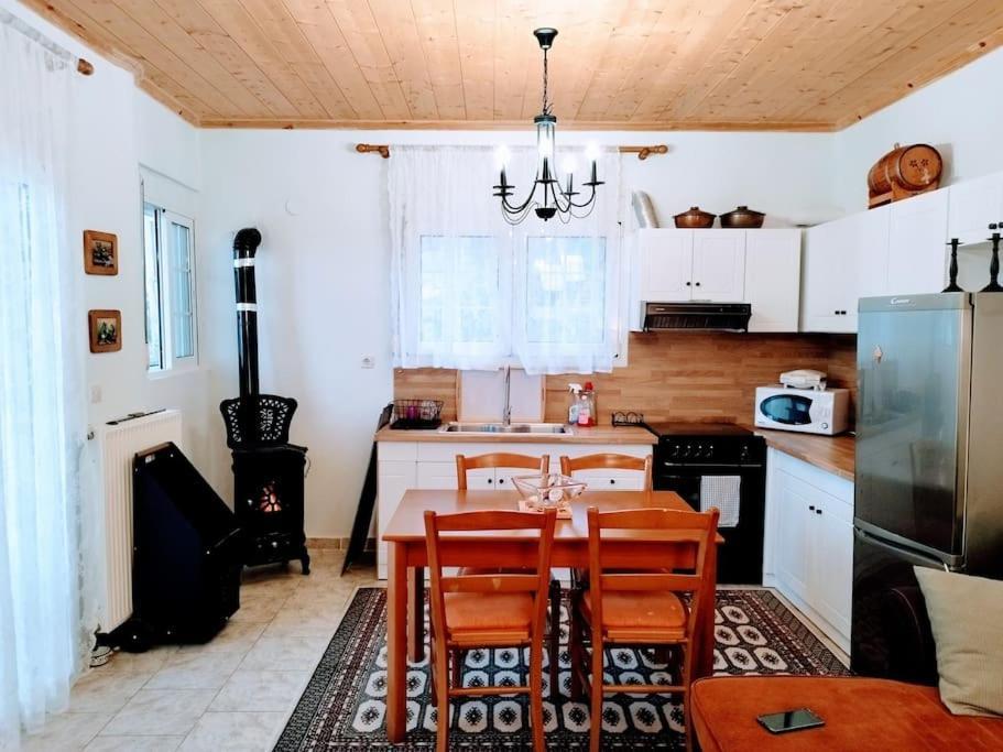 Cozy Cottage For 4 Lavdhas ภายนอก รูปภาพ