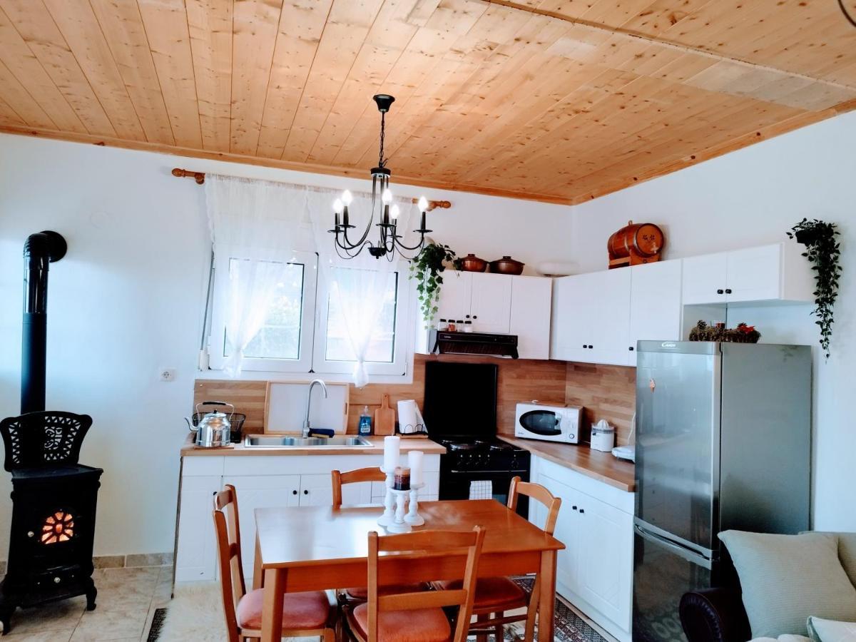 Cozy Cottage For 4 Lavdhas ภายนอก รูปภาพ
